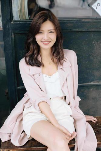 给老公戴绿帽依然被深爱,43岁如明媚少女的傅晶才让哥哥们心动