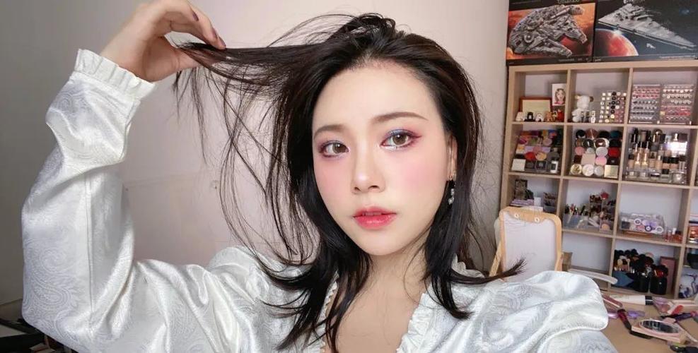 从初中被劝退到逆袭211,设计师跨界成为美妆