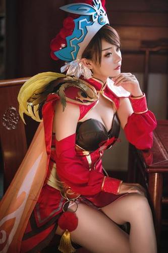 王者荣耀:虞姬霸王别姬cos,重点是长腿,侧脸,大劈叉好评!