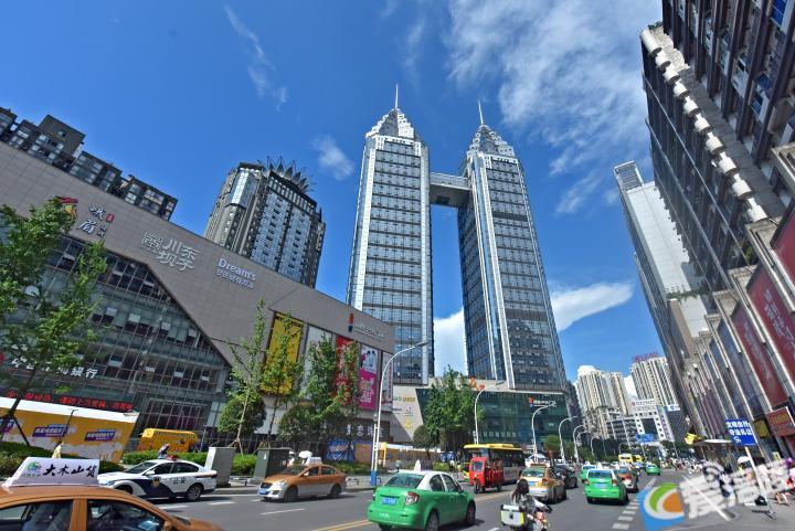 涪陵繁华的高笋塘商圈和泽胜双子塔今年19岁的李盛欢在2009年的时候