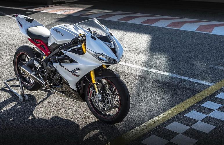 凯旋daytona675r全能型跑车组图欣赏