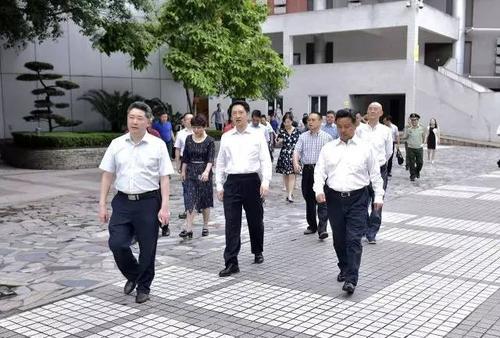区委书记郑向东一行,在南岸区教育党工委书记,教委主任包茹华,区教育