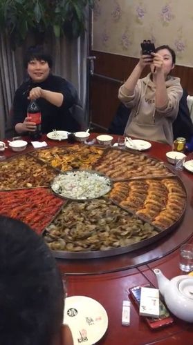 男子请全班同学吃饭,结果只有5人赴约,看到桌上的菜,两眼发光!