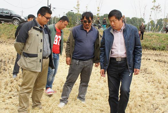 近日,农场工会主席魏贤斌来到第四管理区检查秸秆抛撒工作.