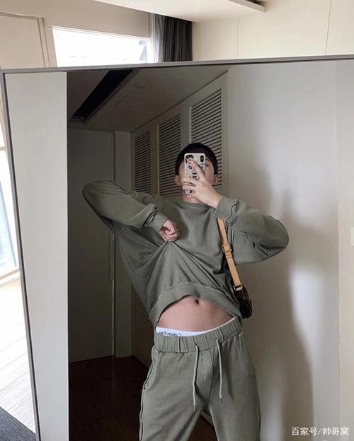 穿着运动套装的清纯小哥哥,没事总喜欢对着镜子自拍的男生太自恋