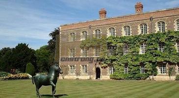 简称uwic),坐落于英国威尔士首府卡迪夫市中心,与世界顶级的罗素大学