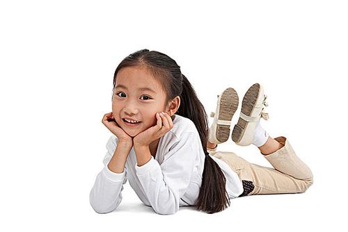 棚拍小女孩趴着