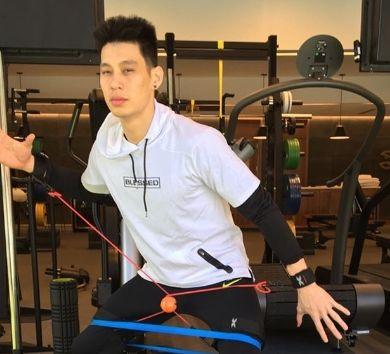 眼神销魂!林书豪圣诞节依旧不忘训练
