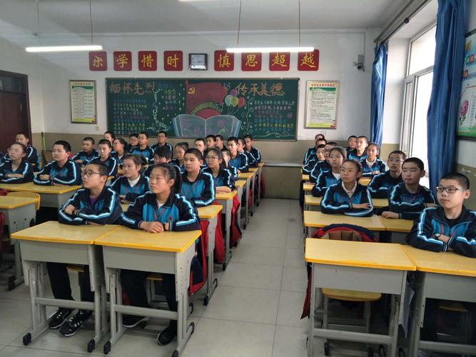 榆树市第二实验中学召开缅怀先烈 传承美德主题班(团)会