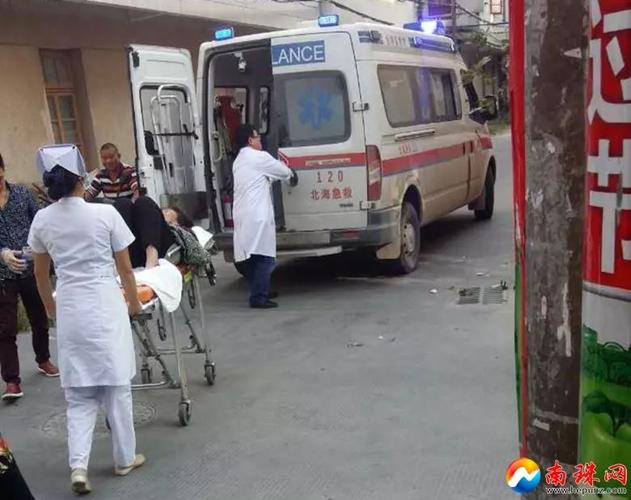 伤者被送上救护车