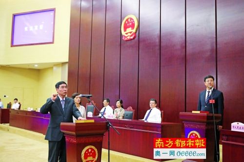 昨日,市人大常委会副秘书长陆原与市工商行政管理局局长谭曼青进行