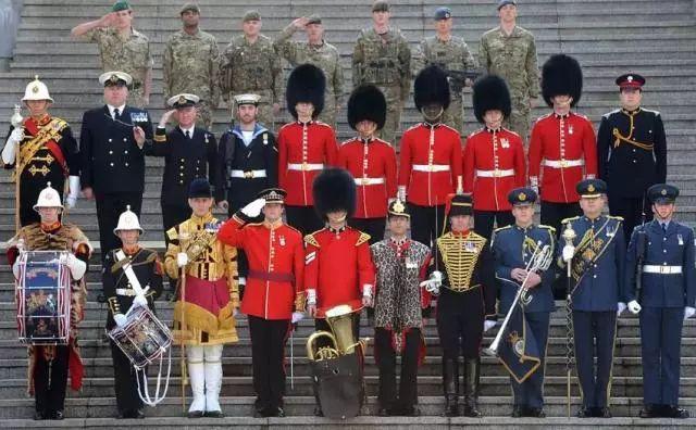 (历代英军军服全家福)