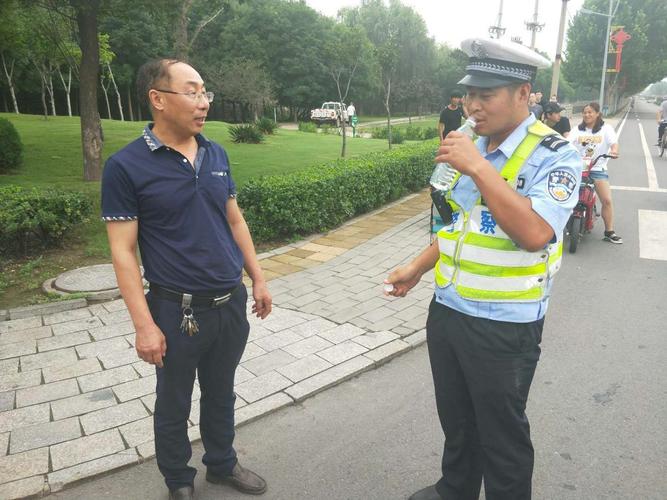 交警战酷暑 爱心送清凉 民建秦皇岛市山海关区委慰问
