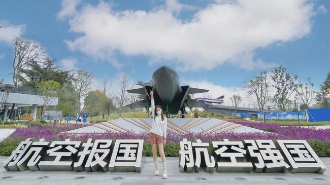 简直太"硬核"了一来就是几十架战斗机有哪座公园能有成飞公园霸气