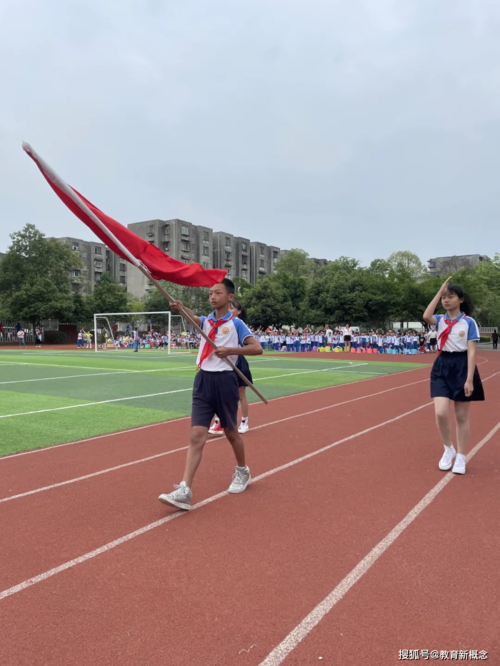 红船起航,逐梦未来——记灵龙小学新队员"六一"入队仪式