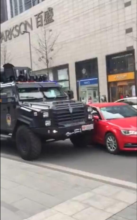 奥迪轿车变道撞上特警防暴车