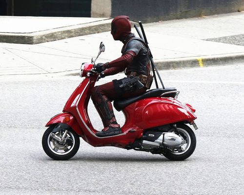 这部红色vespa很适合人气先生- 死侍,就连刹车都用独特手法,尽显"贱"
