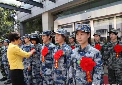 每年入伍那么多女兵都去哪了?
