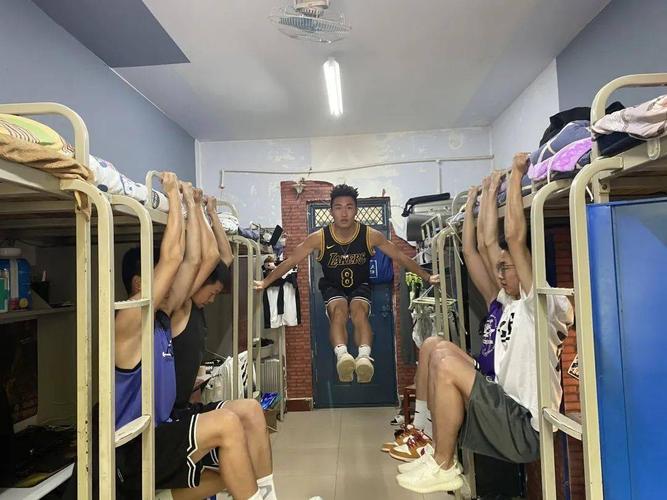 猛男来袭!来看看这些河南大学生的"宿舍健身"日常!