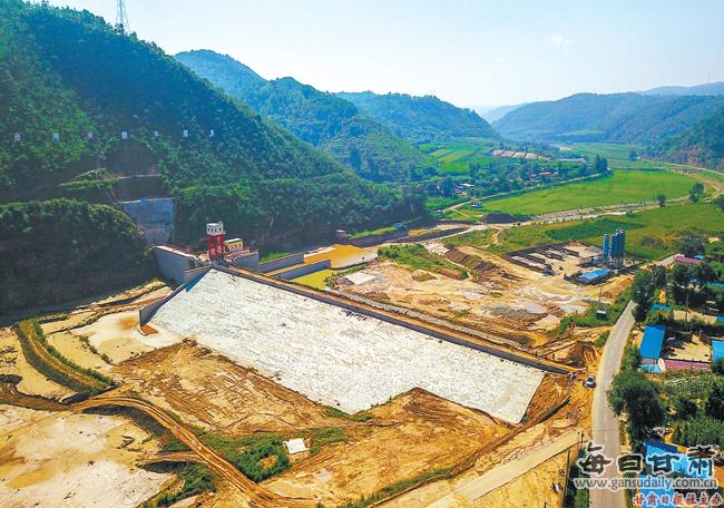 【图片新闻】庆阳市葫芦河莲花寺水库进入坝面道路铺设硬化阶段