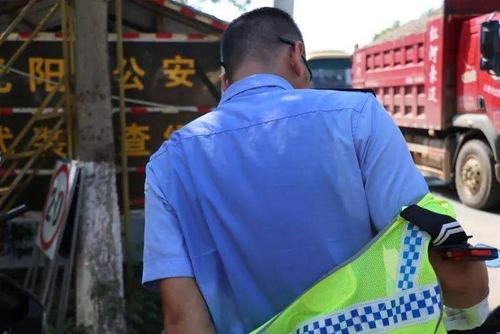 维护交通秩序的交警衬衫上早已浸湿汗水,衣服干了又湿,湿了又干.