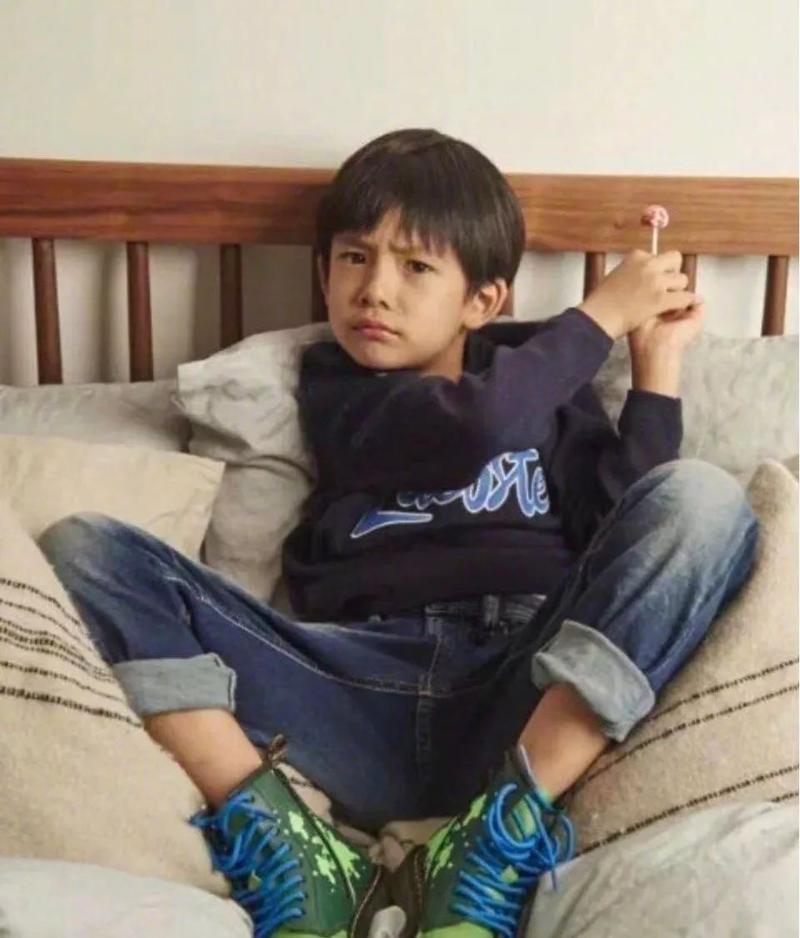 他不知不觉长成了最帅星二代