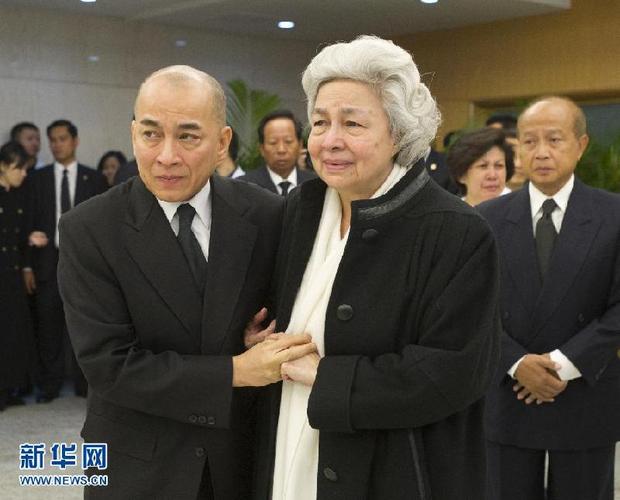 10月17日,柬埔寨王国太后莫尼列,国王西哈莫尼在北京医院迎请太皇