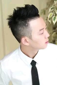 头发前面有个旋,剪什么发型好?