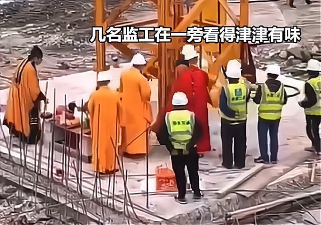 和尚道士工地做法事头戴安全帽满脸虔诚监工一旁看得津津有味