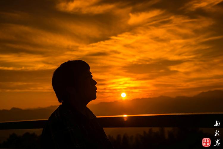 日落时分夕阳西下染红了半边天