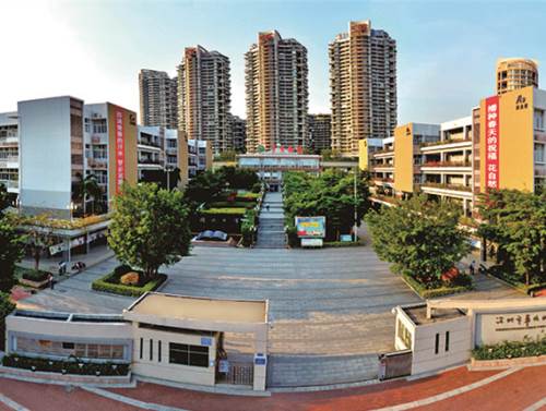 深圳华侨城中学初中部有宿舍吗