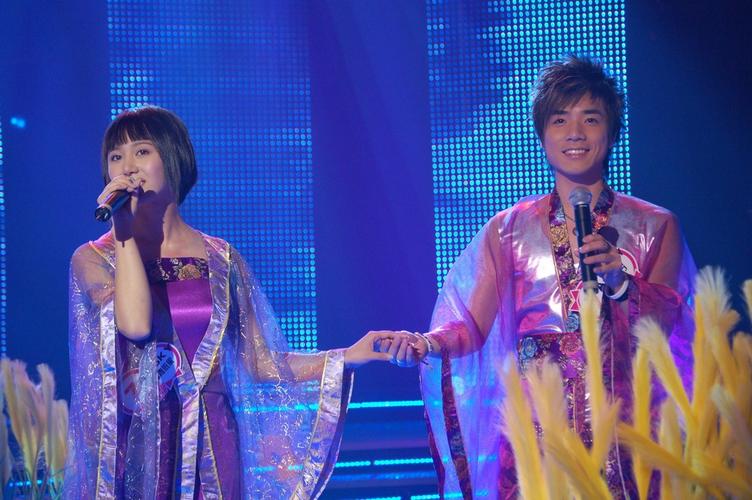 当评委   2006年10月8日当晚在直播录制现场)       (邓宁,林青依果所