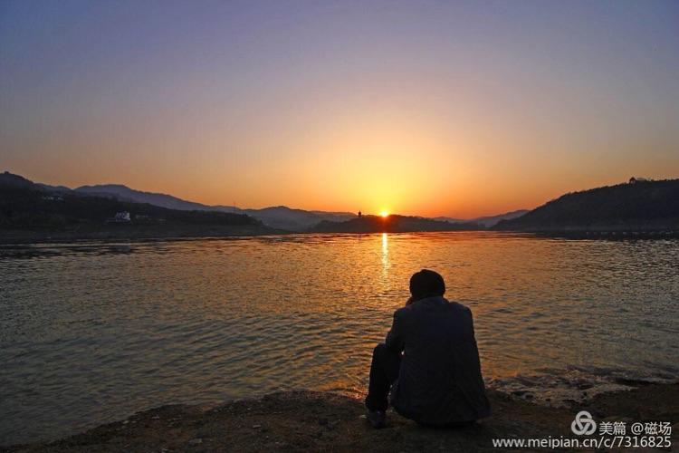 黄昏是孤独的,总能勾起游子的情思.
