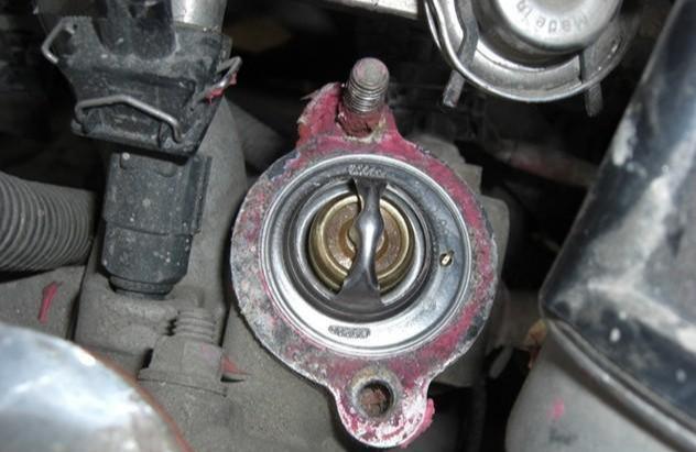 第三种情况是节温器只打开了一点卡住了.到了夏天水温就会变高.