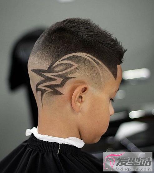 在头上进行雕刻,也很考验发型师本人的技术,所以要找个技术过硬的