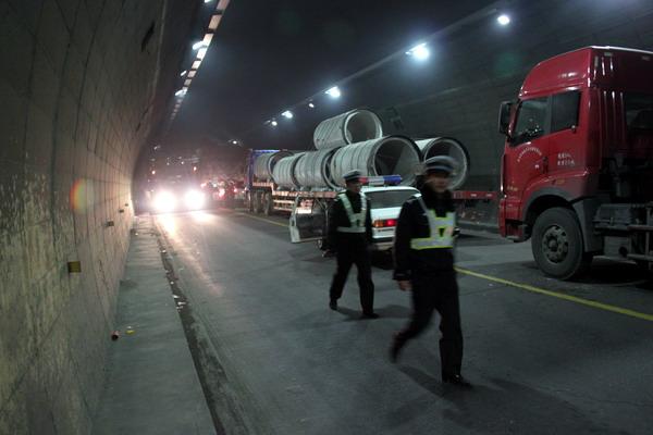 天水交警深入天巉公路夜战受堵路段(组图)