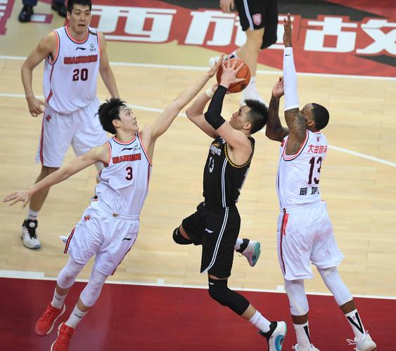 "迎着冷眼与嘲笑",郭艾伦开始在每次打完比赛之后独自留下来加练