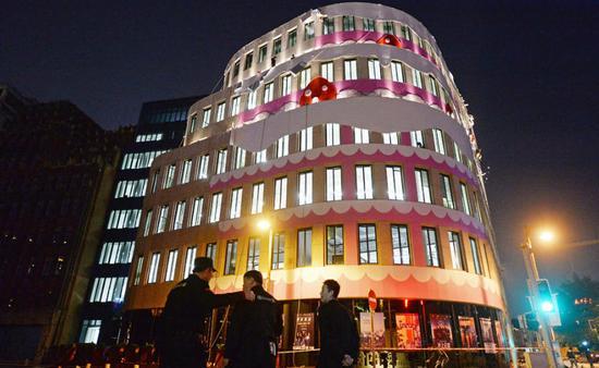 上海外滩"粉色蛋糕楼"引争议 存活2天被拆