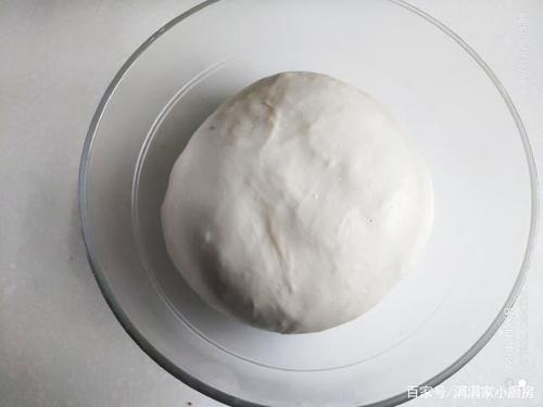 高筋粉放盆里在放一丢丢盐和好的面团更有筋性,清水350m倒入盆中边倒