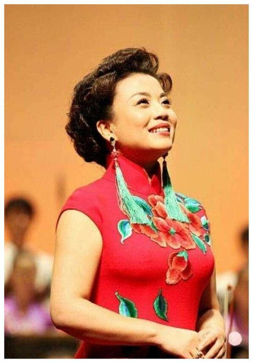 身高一米五四,却被称为"旗袍女神",上春晚23次,婚姻状况成谜