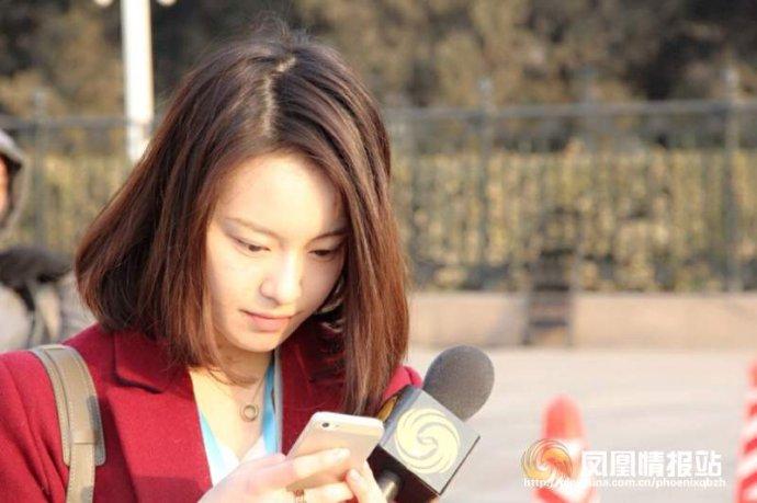凤凰记者艾楚怡:初战"两会"的凤凰小花