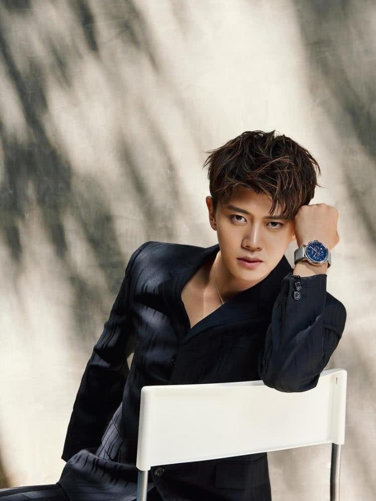 这件西装肩部的设计也非常有轮廓感,看得出来,任嘉伦的身材非常好