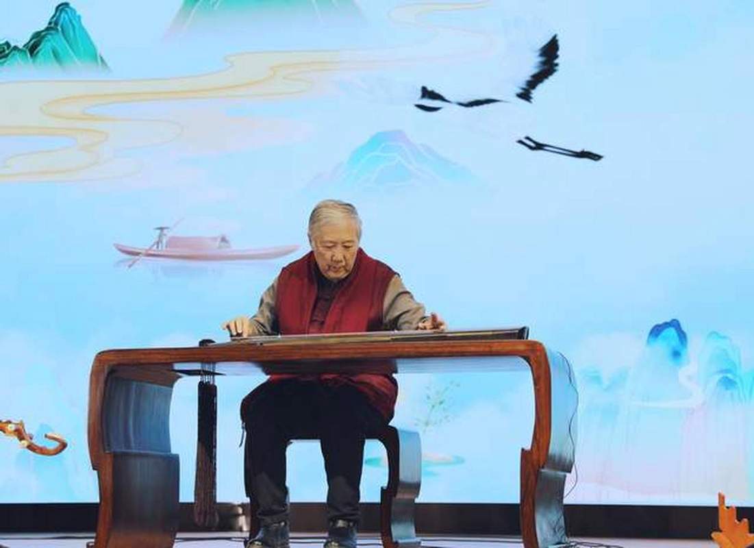 杨青古琴音乐会带你穿越千年时空,聆听泉水般流淌的琴声讲述古老故事