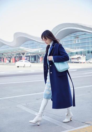 郑爽最新机场街拍造型,又美又飒!还把"渐变色"搭配带火了!