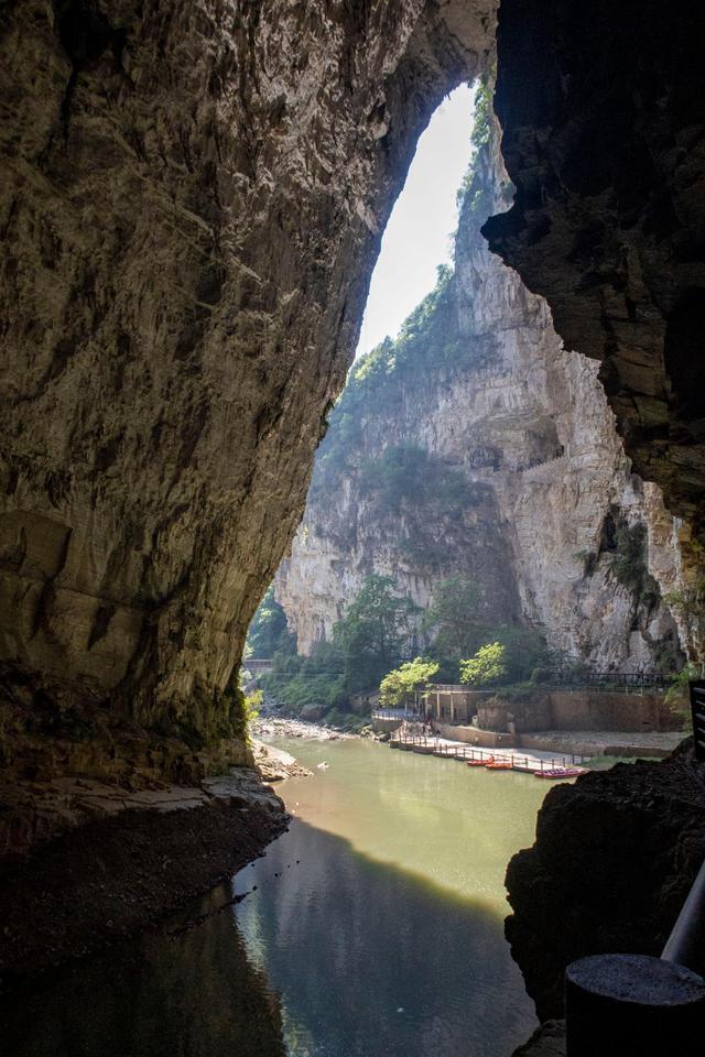 织金大峡谷总长只有3km,却能欣赏到天然的天生桥,洞上洞,桥上桥的景观