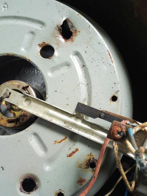 这是苏泊尔电饭锅底部的杠杆开关,帮我看看杠杆开关上