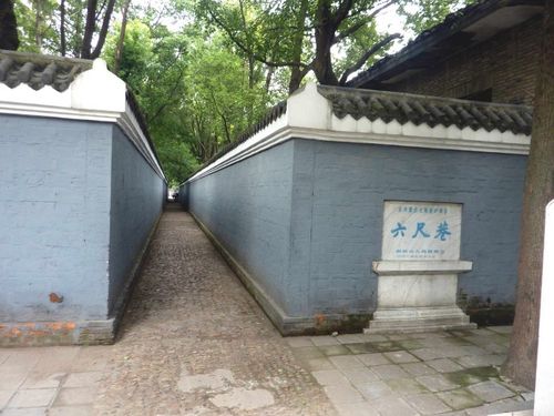 六尺巷,位于安徽省桐城市的西南一隅,全长100米,宽2米,建成于清朝康熙