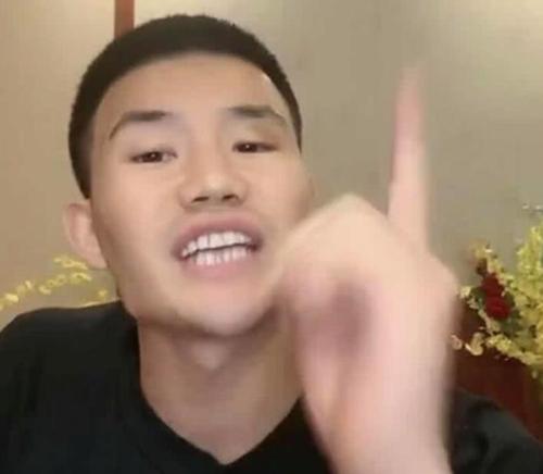 嘎子哥和主播连麦,被指着鼻子嘲讽,称他只会在直播间里圈钱