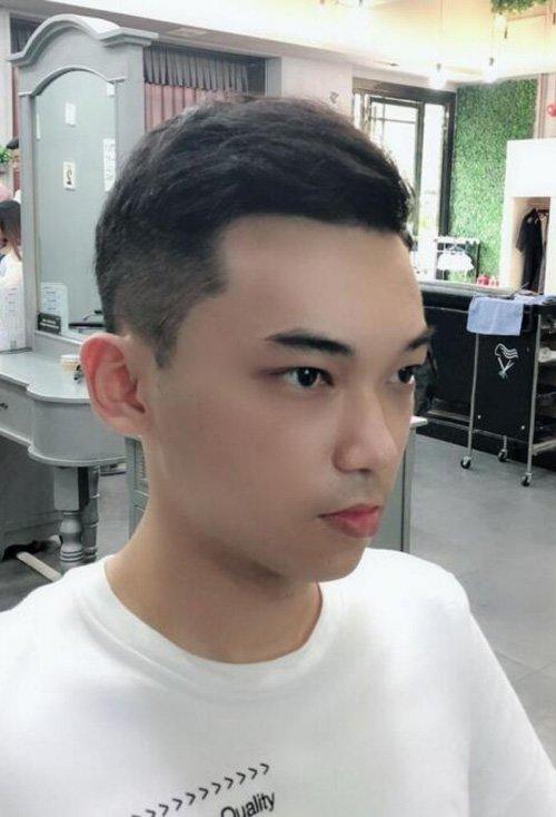 青少年两边推掉的短发型 帅气又自信的男孩短发图