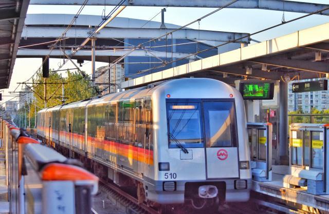 上海地铁5号线支线的4节列车